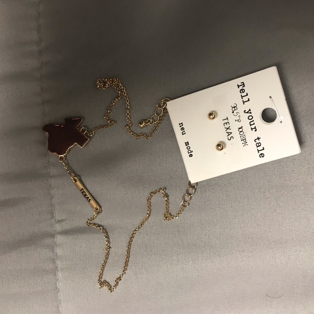 NWT NECKLACE